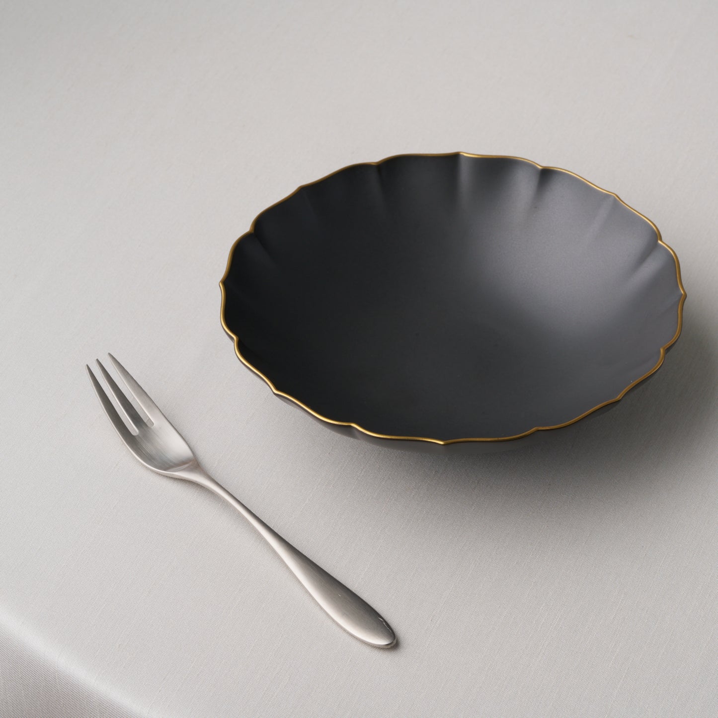 Kikyo Bowl 19cm - Gold Edge Black Matte
